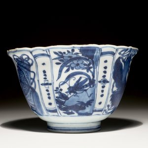 Un bol "corbeaux" en porcelaine de Chine bleu et blanc, Ming, Wanli — photo 4