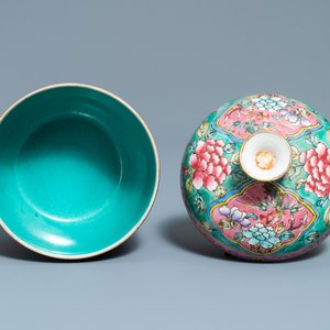 Un bol couvert de type 'chupu' en porcelaine de Chine famille rose pour le marché Straits ou Peranakan, 19ème — photo 5