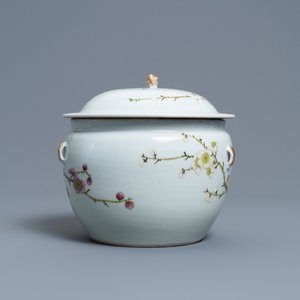 Un bol couvert de type 'kamcheng' en porcelaine de Chine famille rose à décor de fleurs de prunus, marque de Jiaqing, 19ème — photo 4