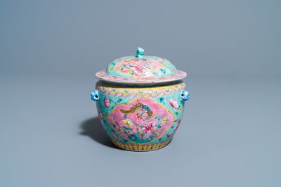 Un bol couvert de type 'kamcheng' en porcelaine de Chine famille rose pour le marché Straits ou Peranakan, 19ème