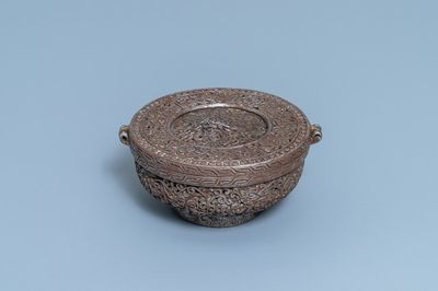 Un bol couvert en acier poli ajouré à décor de dragons, Tibet, 16/17ème