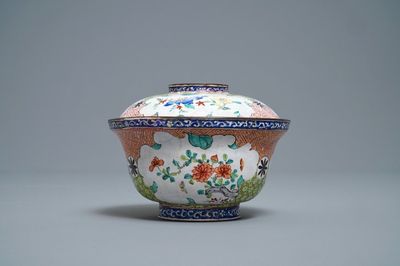 Un bol couvert en émaux de Canton à décor de fleurs et papillons, Chine, Qianlong/Jiaqing
