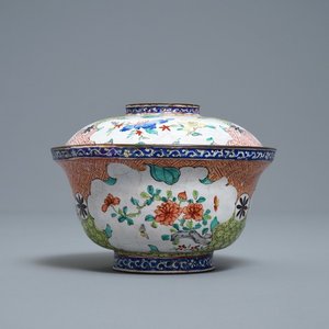 Un bol couvert en émaux de Canton à décor de fleurs et papillons, Chine, Qianlong/Jiaqing — photo 1