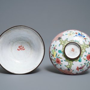 Un bol couvert en émaux de Canton à décor de fleurs et papillons, Chine, Qianlong/Jiaqing — photo 5