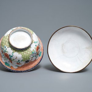 Un bol couvert en émaux de Canton à décor de fleurs et papillons, Chine, Qianlong/Jiaqing — photo 6