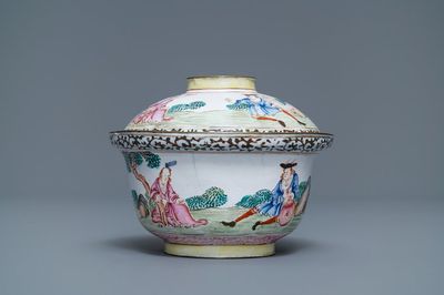 Un bol couvert en émaux de Canton à décor d'Européens, Chine, Qianlong