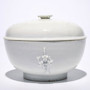 Un bol couvert en porcelaine blanc de Chine de Dehua à décor appliqué, 19ème — photo 3