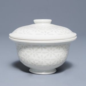 Un bol couvert en porcelaine blanc de Chine de Dehua, Chine, 18/19ème — photo 1