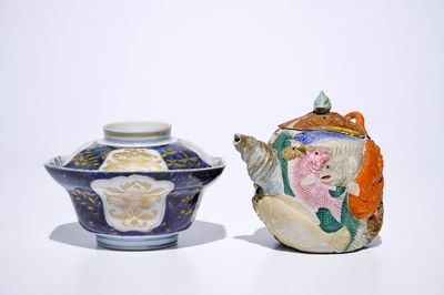Un bol couvert en porcelaine d'Arita doré et bleu et blanc avec une théière en biscuit de Banko, Japon, Edo et Meiji, 17/19ème