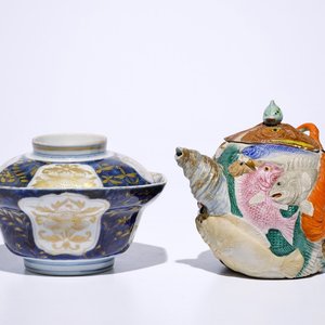 Un bol couvert en porcelaine d'Arita doré et bleu et blanc avec une théière en biscuit de Banko, Japon, Edo et Meiji, 17/19ème — photo 1