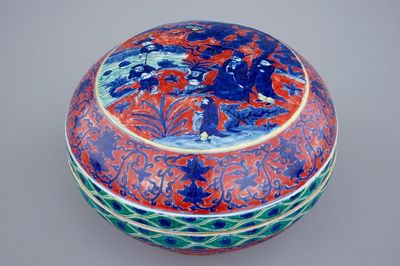 Un bol couvert en porcelaine de Chine à fond rouge de fer, 19/20ème