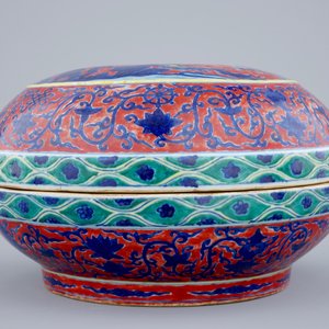 Un bol couvert en porcelaine de Chine à fond rouge de fer, 19/20ème — photo 4