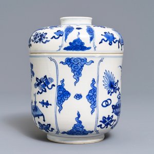 Un bol couvert en porcelaine de Chine bleu et blanc à décor d'antiquités, Kangxi — photo 5