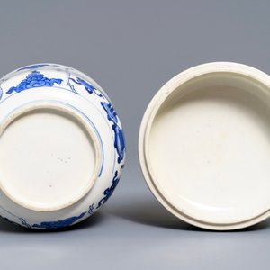 Un bol couvert en porcelaine de Chine bleu et blanc à décor d'antiquités, Kangxi — photo 7