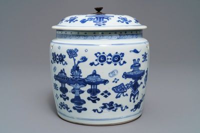 Un bol couvert en porcelaine de Chine bleu et blanc à décor d'antiquités, Kangxi