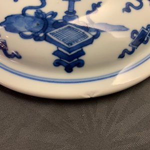 Un bol couvert en porcelaine de Chine bleu et blanc à décor d'antiquités, Kangxi — photo 7