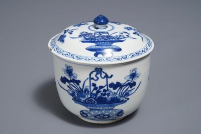 Un bol couvert en porcelaine de Chine bleu et blanc à décor de paniers fleuris, Kangxi
