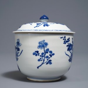 Un bol couvert en porcelaine de Chine bleu et blanc à décor de paniers fleuris, Kangxi — photo 5