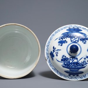 Un bol couvert en porcelaine de Chine bleu et blanc à décor de paniers fleuris, Kangxi — photo 6