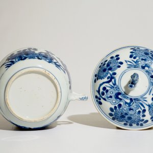 Un bol couvert en porcelaine de Chine bleu et blanc aux anses, Kangxi — photo 7