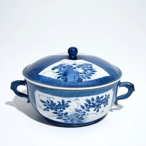 Un bol couvert en porcelaine de Chine bleu poudré, Kangxi — photo 1