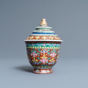 Un bol couvert en porcelaine de Chine de type 'Bencharong' pour le marché thai, 19ème — photo 1
