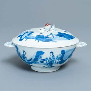 Un bol couvert en porcelaine de Chine en bleu, blanc et rouge, marque de Chenghua, Kangxi — photo 1