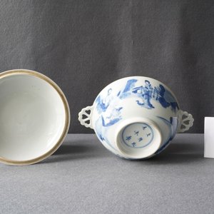 Un bol couvert en porcelaine de Chine en bleu, blanc et rouge, marque de Chenghua, Kangxi — photo 11