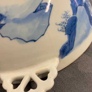 Un bol couvert en porcelaine de Chine en bleu, blanc et rouge, marque de Chenghua, Kangxi — photo 13