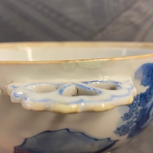 Un bol couvert en porcelaine de Chine en bleu, blanc et rouge, marque de Chenghua, Kangxi — photo 14