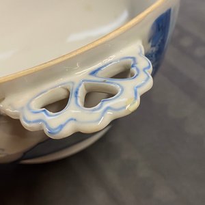 Un bol couvert en porcelaine de Chine en bleu, blanc et rouge, marque de Chenghua, Kangxi — photo 16