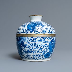 Un bol couvert en porcelaine de Chine en bleu et blanc à décor de lions bouddhistes, 19ème — photo 5