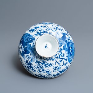 Un bol couvert en porcelaine de Chine en bleu et blanc à décor de lions bouddhistes, 19ème — photo 8