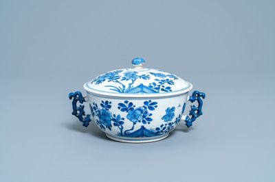 Un bol couvert en porcelaine de Chine en bleu et blanc à décor floral, Kangxi