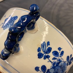 Un bol couvert en porcelaine de Chine en bleu et blanc à décor floral, Kangxi — photo 12