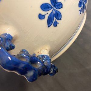 Un bol couvert en porcelaine de Chine en bleu et blanc à décor floral, Kangxi — photo 14