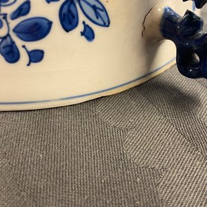 Un bol couvert en porcelaine de Chine en bleu et blanc à décor floral, Kangxi — photo 16