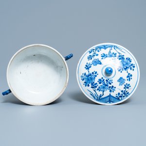 Un bol couvert en porcelaine de Chine en bleu et blanc à décor floral, Kangxi — photo 6