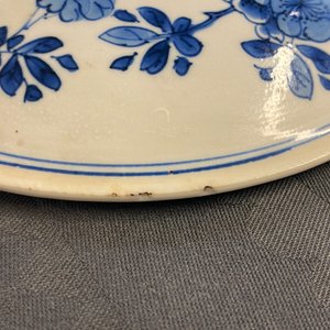 Un bol couvert en porcelaine de Chine en bleu et blanc à décor floral, Kangxi — photo 10