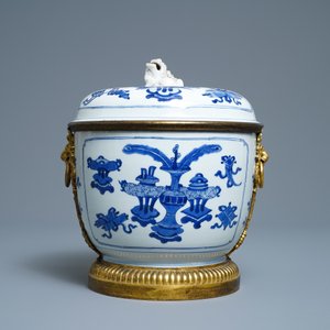 Un bol couvert en porcelaine de Chine en bleu et blanc aux montures en bronze doré, Kangxi — photo 2