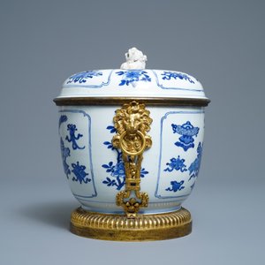 Un bol couvert en porcelaine de Chine en bleu et blanc aux montures en bronze doré, Kangxi — photo 4