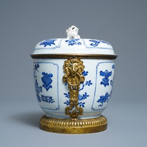 Un bol couvert en porcelaine de Chine en bleu et blanc aux montures en bronze doré, Kangxi — photo 5