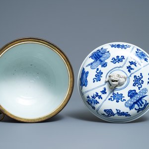 Un bol couvert en porcelaine de Chine en bleu et blanc aux montures en bronze doré, Kangxi — photo 6