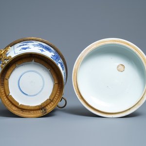 Un bol couvert en porcelaine de Chine en bleu et blanc aux montures en bronze doré, Kangxi — photo 7