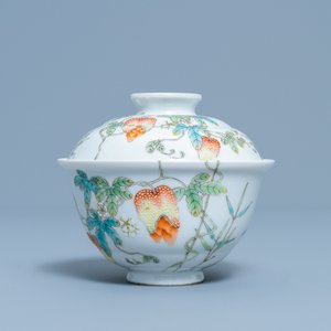 Un bol couvert en porcelaine de Chine famille rose à décor de margoses, marque de Jiaqing, République — photo 2