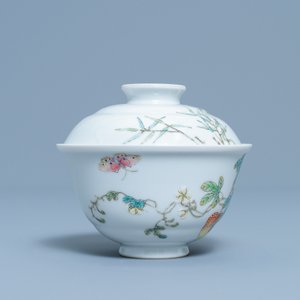 Un bol couvert en porcelaine de Chine famille rose à décor de margoses, marque de Jiaqing, République — photo 5