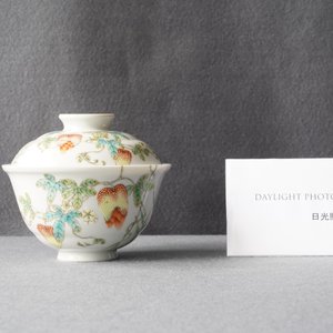 Un bol couvert en porcelaine de Chine famille rose à décor de margoses, marque de Jiaqing, République — photo 8