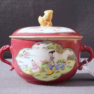 Un bol couvert en porcelaine de Chine famille rose à fond rouge rubis, Yongzheng — photo 18