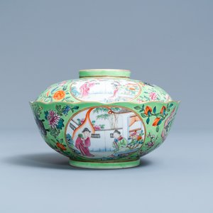 Un bol couvert en porcelaine de Chine famille rose à fond vert, marque et époque de Daoguang — photo 1