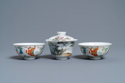 Un bol couvert en porcelaine de Chine famille rose et deux bols à décor de papillons, marque de Jingdezhen, République